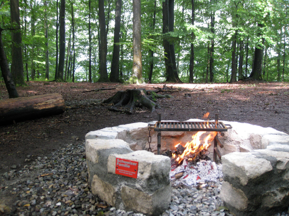 Schweizer Familie Feuerstelle