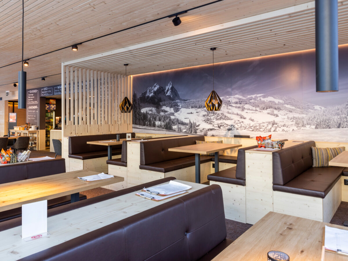 Alpthal, Familienrestaurant Brunni-Lodge, mit Spielecken