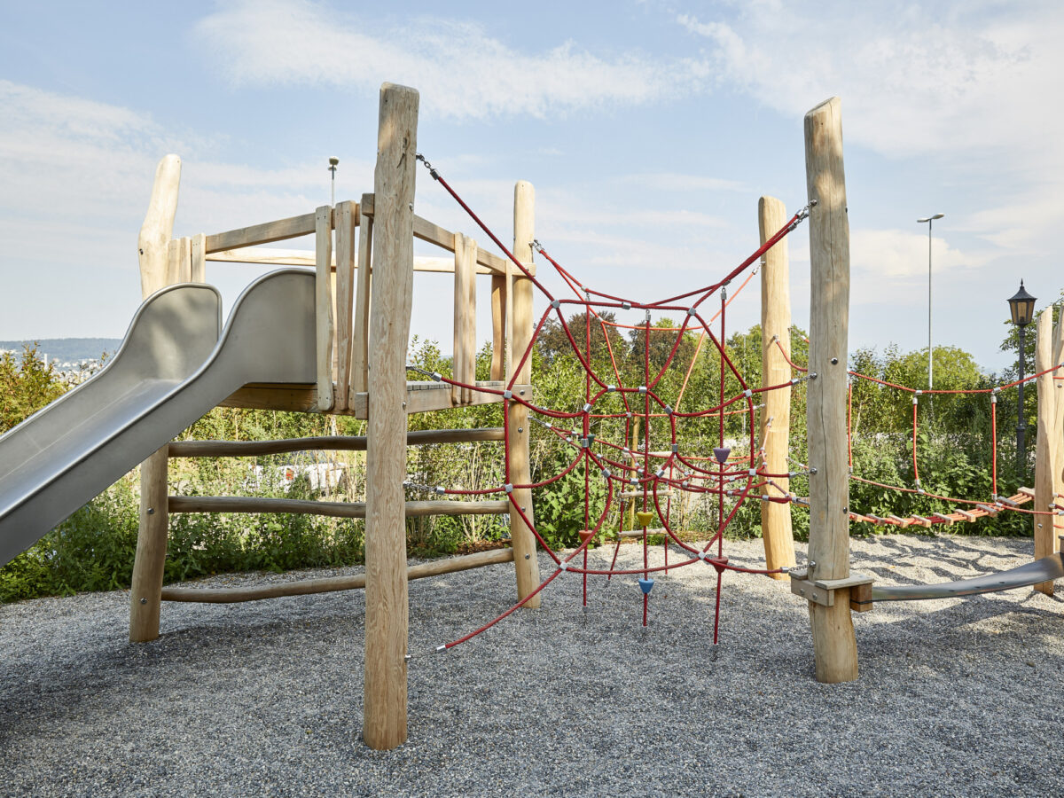 Zürich, Gasthaus Albisguetli, Spielplatz, Rutschbahn, Kletternetz