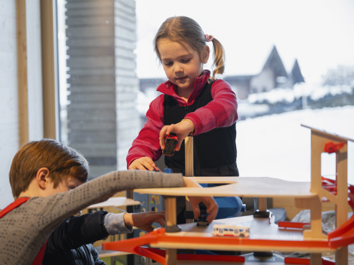 Alpthal, Familienrestaurant Brunni-Lodge, mit Spielecken, Spielen, Garage, Autos, Kinder