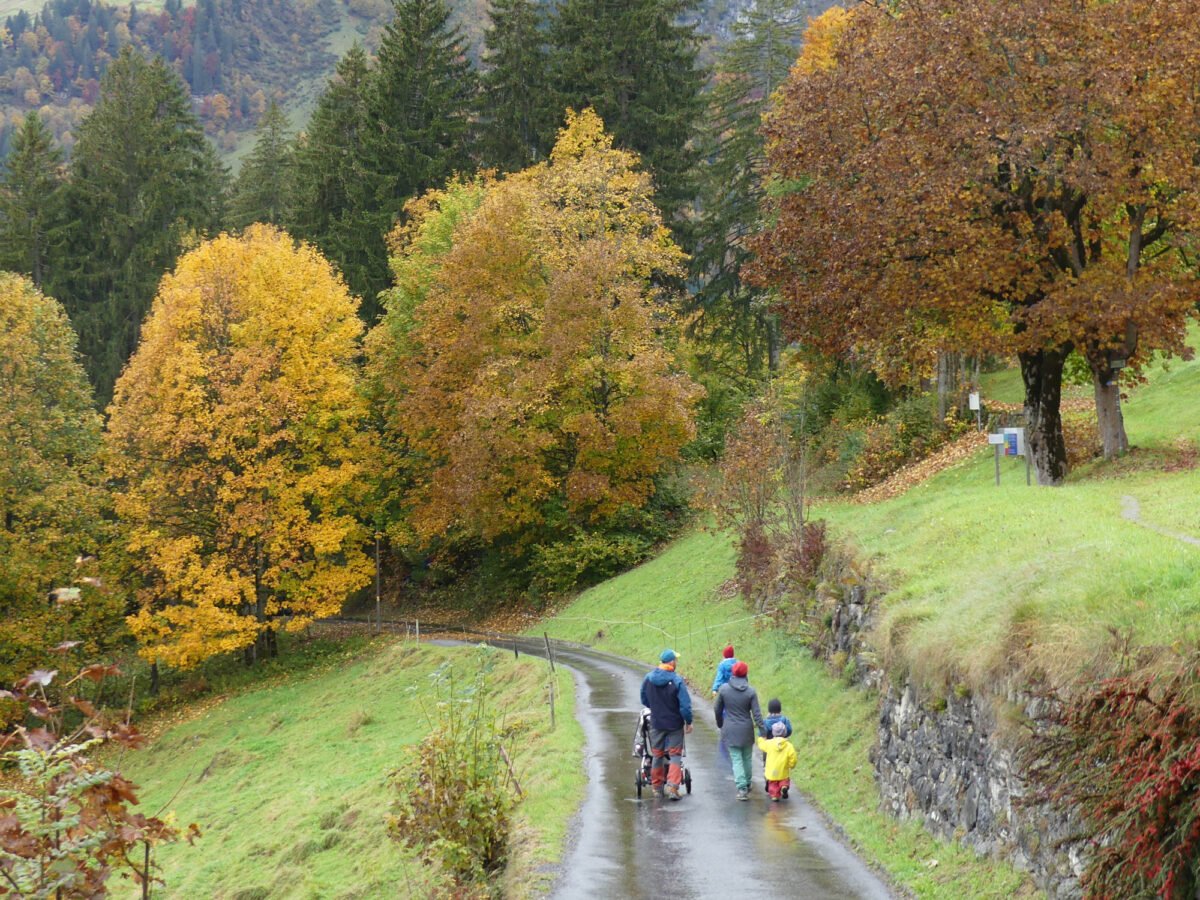 Braunwald, Flechtenlehrpfad, Familie unterwegs