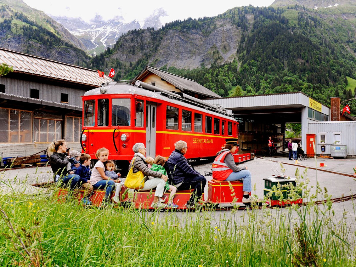Elm-Schwanden, Sernftalbahn-Museum, Gartenbahn bei trockener Witterung