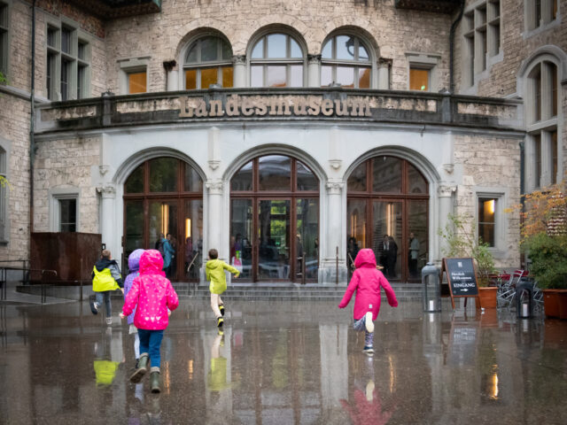 Zürich, Landesmuseum, Eingang, Regen