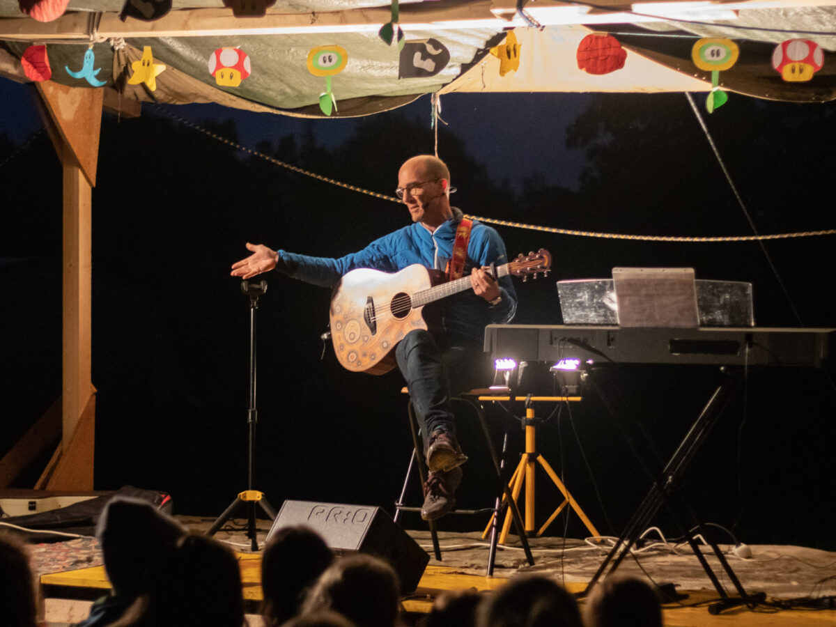 Portrait, Andrew Bond, Kinderlieder- und Musicalmacher