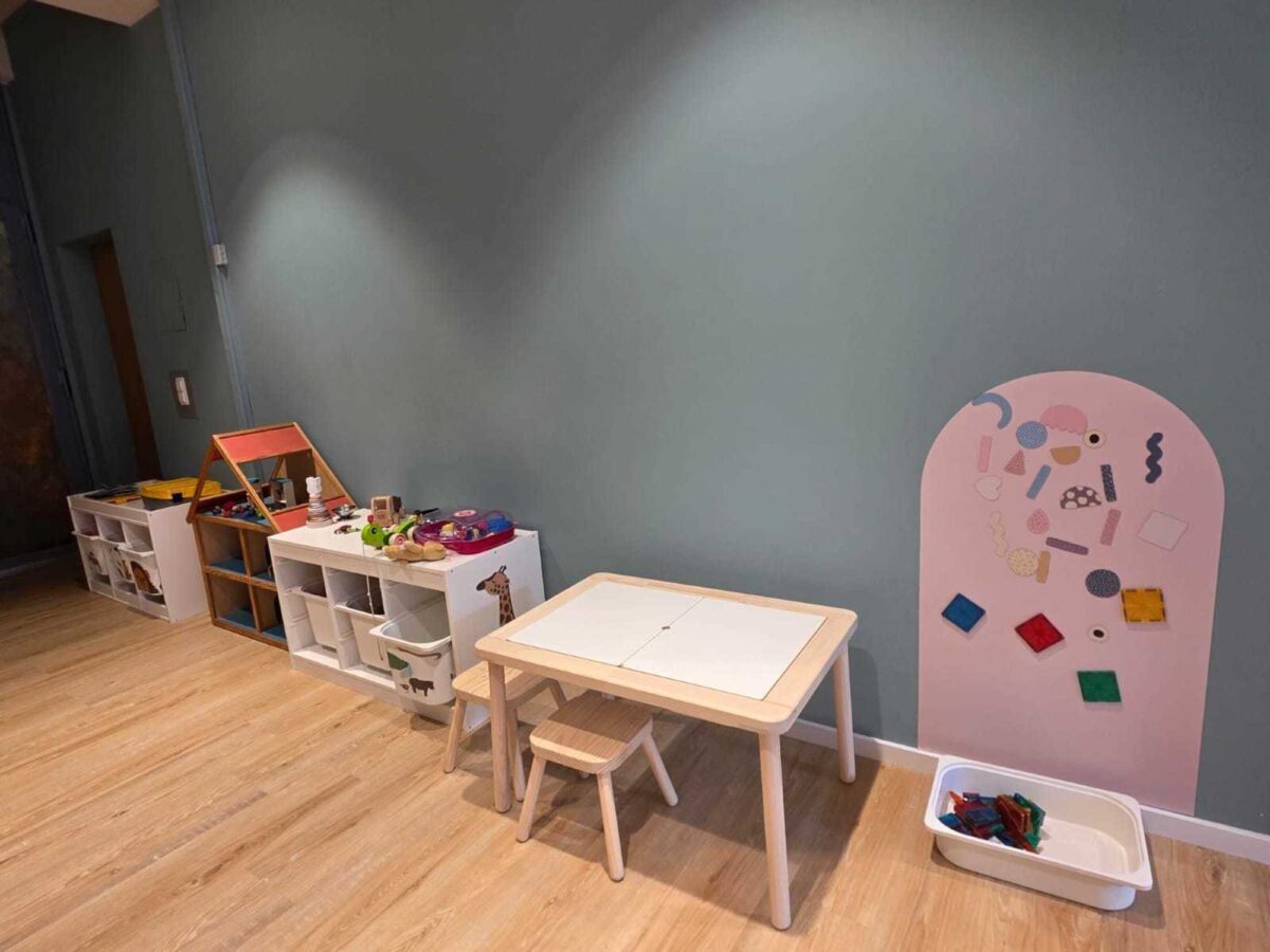 Brunnen, Mimi Kinderladen und Cafe, Spielzimmer